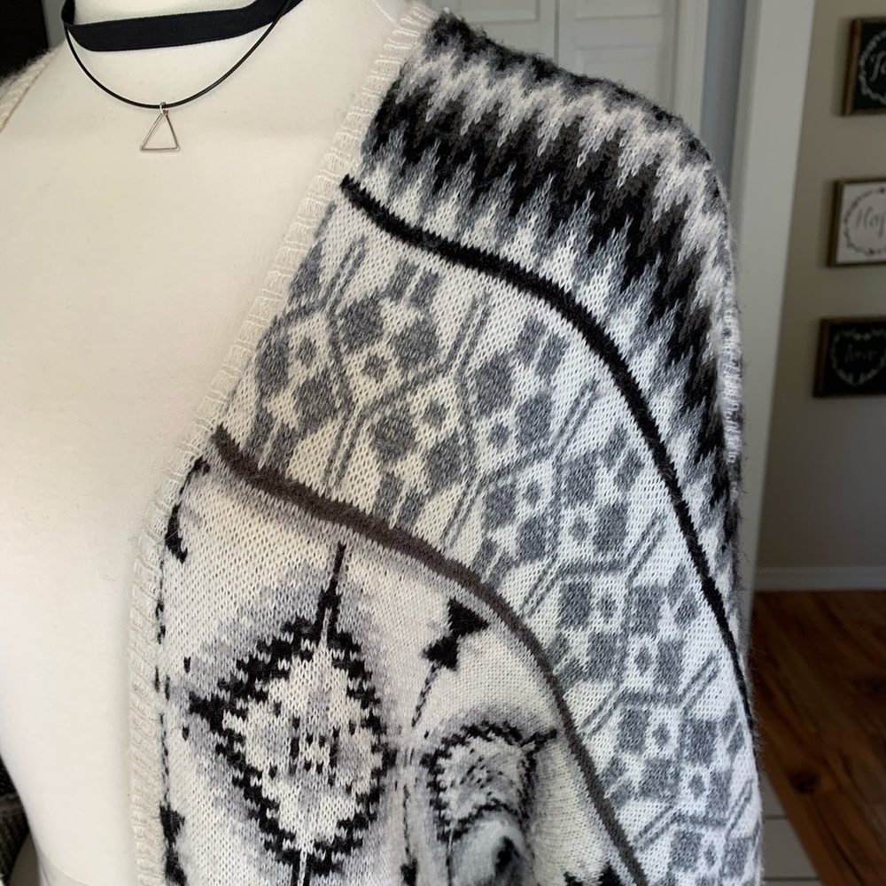 🌟Aeropostale Cardigan- Aztec pattern - Picture 4 of 7
